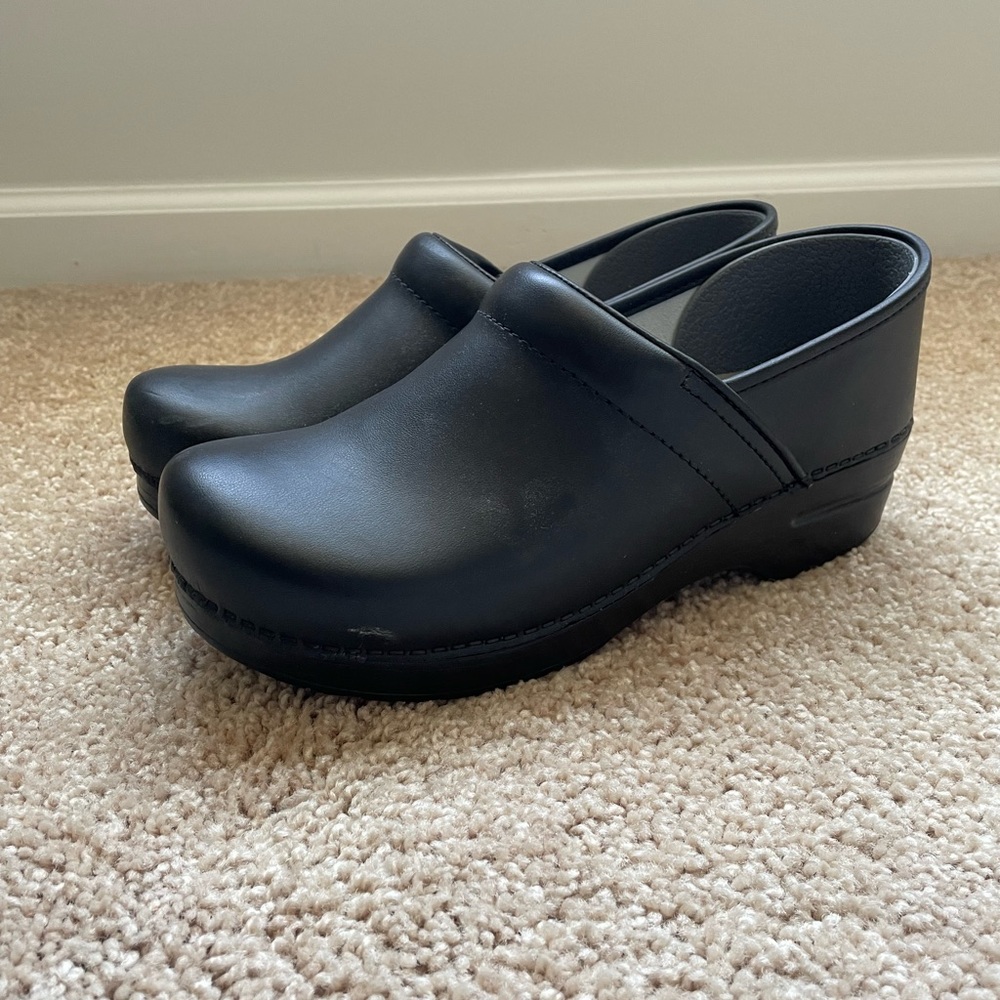 Like new black matte Dansko size 9.5